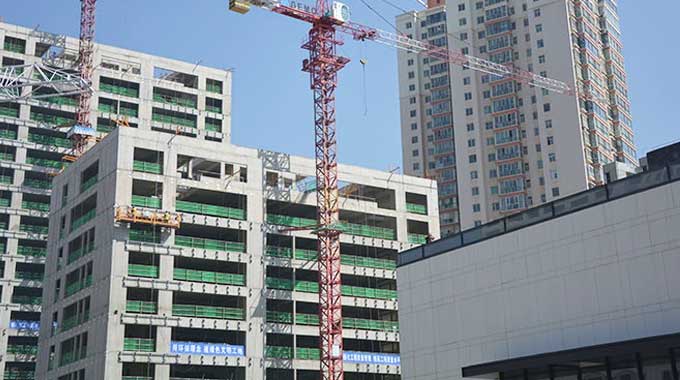 甘肅建投裝備制造有限公司是甘肅省建設(shè)投資（控股）集團(tuán)有限公司直屬企業(yè)，成立于2010年10月，坐落于甘肅蘭州彭家坪國家級(jí)裝備制造工業(yè)園，占地155畝，是西北地區(qū)最早具有起重機(jī)械生產(chǎn)資質(zhì)的企業(yè)，年產(chǎn)各類型號(hào)起重機(jī)械500余臺(tái)。建司十年來，公司先后榮獲年度中國塔機(jī)行業(yè)十強(qiáng)企業(yè)、全國售后服務(wù)先進(jìn)單位、全國建筑施工機(jī)械租賃50強(qiáng)企業(yè)等30余項(xiàng)榮譽(yù)稱號(hào)...